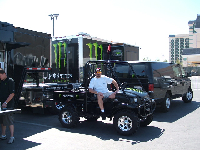 Razzo big pimp'n in Monster mobile.

