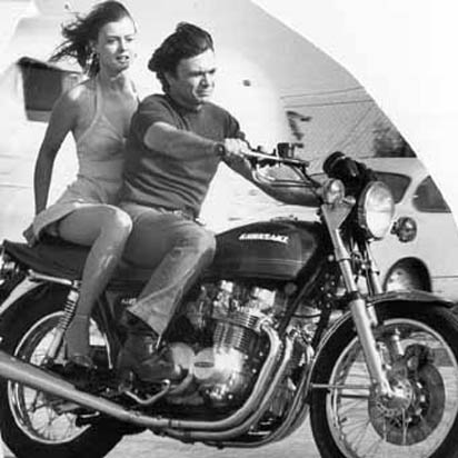 ACTOR ROBERT BLAKE MAKES HIS GETAWAY!
BLAKE IN HIS YOUNGER DAYS ON A KAWASAKI.
